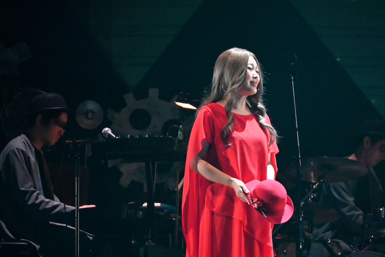 坂本美雨が出演、蓮沼執太が音楽担当の舞台「TRAIN TRAIN TRAIN」本日開幕、ゲネプロレポート