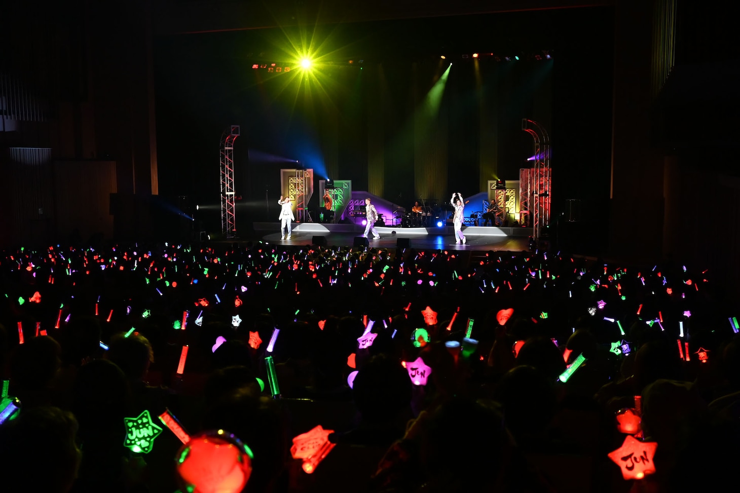 「いい風呂の日・純烈コンサート2025」の様子。