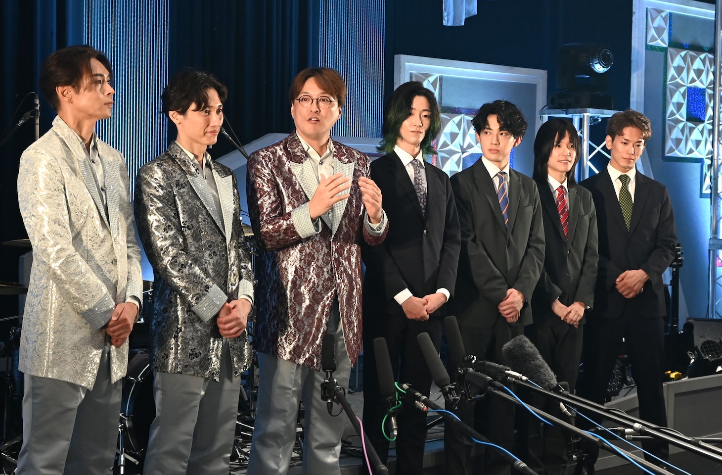 純烈とモナキ、囲み取材会の様子。