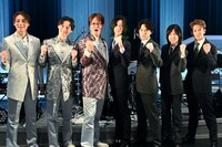 純烈とモナキ、囲み取材会の様子。