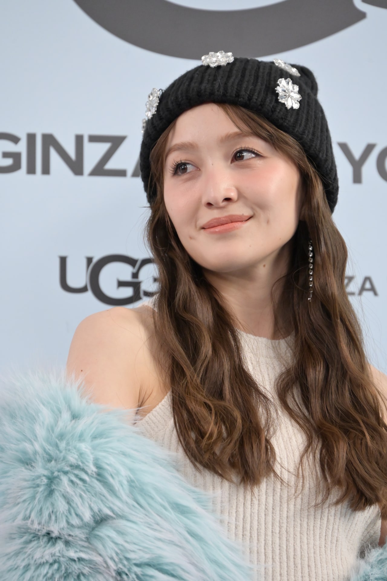 百田夏菜子や吉野北人ら銀座UGG新店舗に来店、思いをメッセージカードに込めてポスト投函