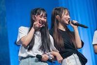 おそろいのハーフツインで腕組みする入江里咲（左）と桜木心菜（右）。