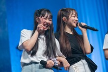 おそろいのハーフツインで腕組みする入江里咲（左）と桜木心菜（右）。