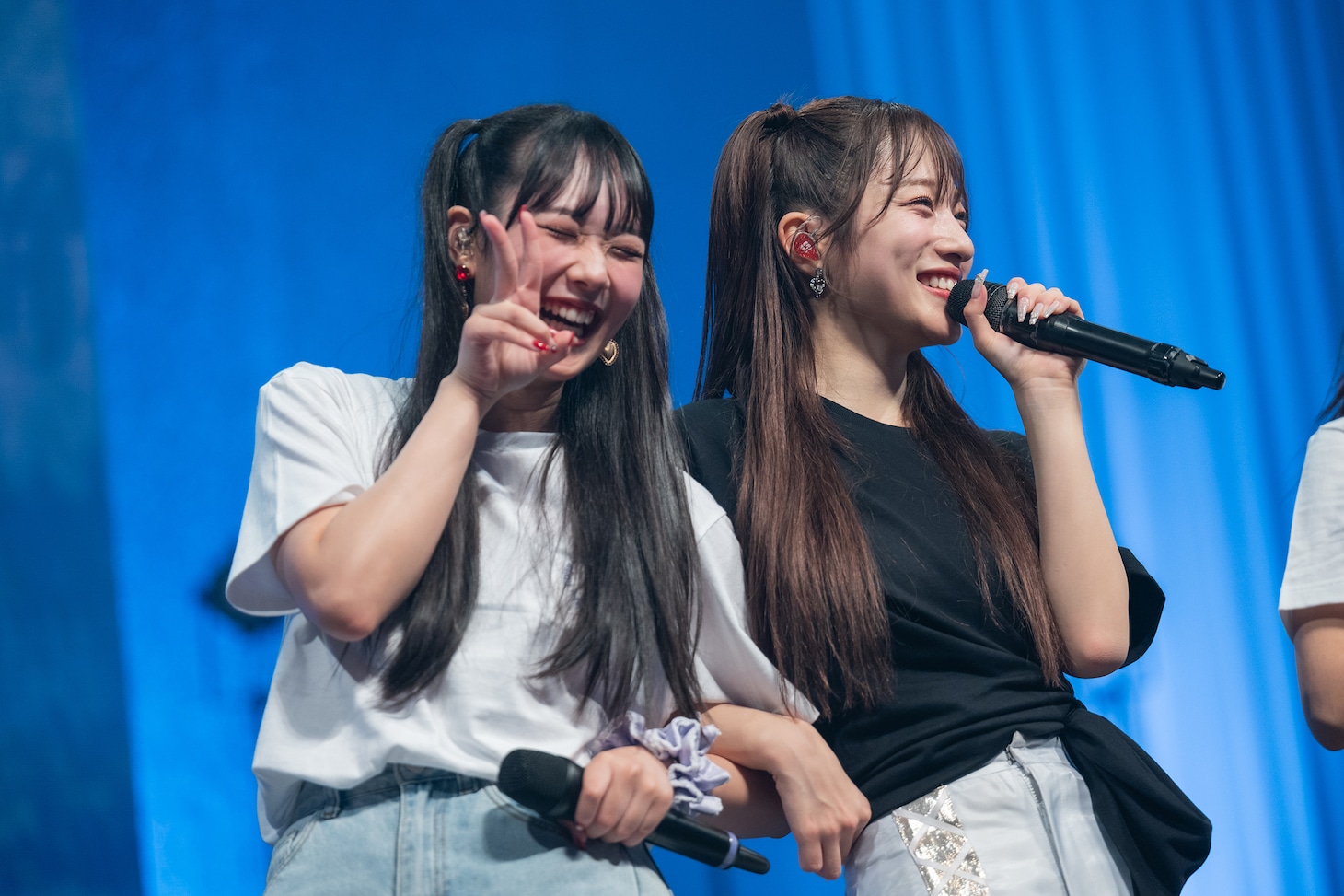 おそろいのハーフツインで腕組みする入江里咲（左）と桜木心菜（右）。