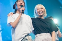 肩を組む段原瑠々（左）と安本彩花（右）。