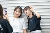 ライブを通じて仲を深めた有澤一華（左）と真山りか（右）。