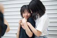 仲村悠菜（左）を襲う江端妃咲（右）。