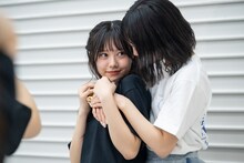 仲村悠菜（左）を襲う江端妃咲（右）。