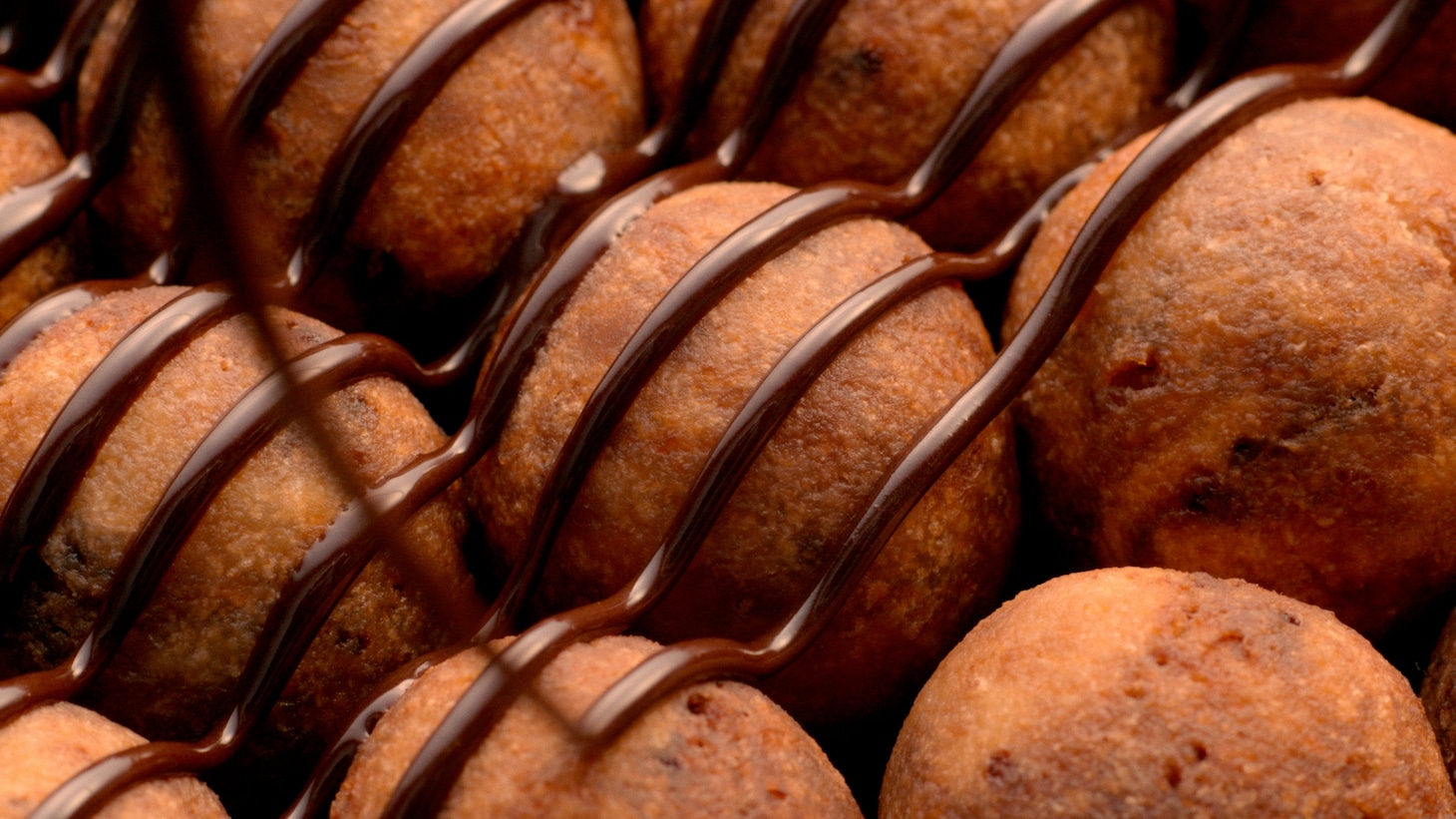 丸亀製麺のドーナツ「丸亀うどーなつ」の新テレビCMより。