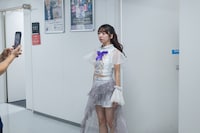 隙を見て“隙アモ”動画を撮影する真山りか。