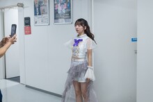 隙を見て“隙アモ”動画を撮影する真山りか。