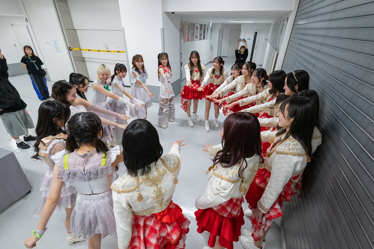 開演直前に19人で大きな円陣を組むえびジュース（私立恵比寿中学×Juice