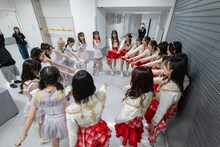 開演直前に19人で大きな円陣を組むえびジュース（私立恵比寿中学×Juice=Juice）。