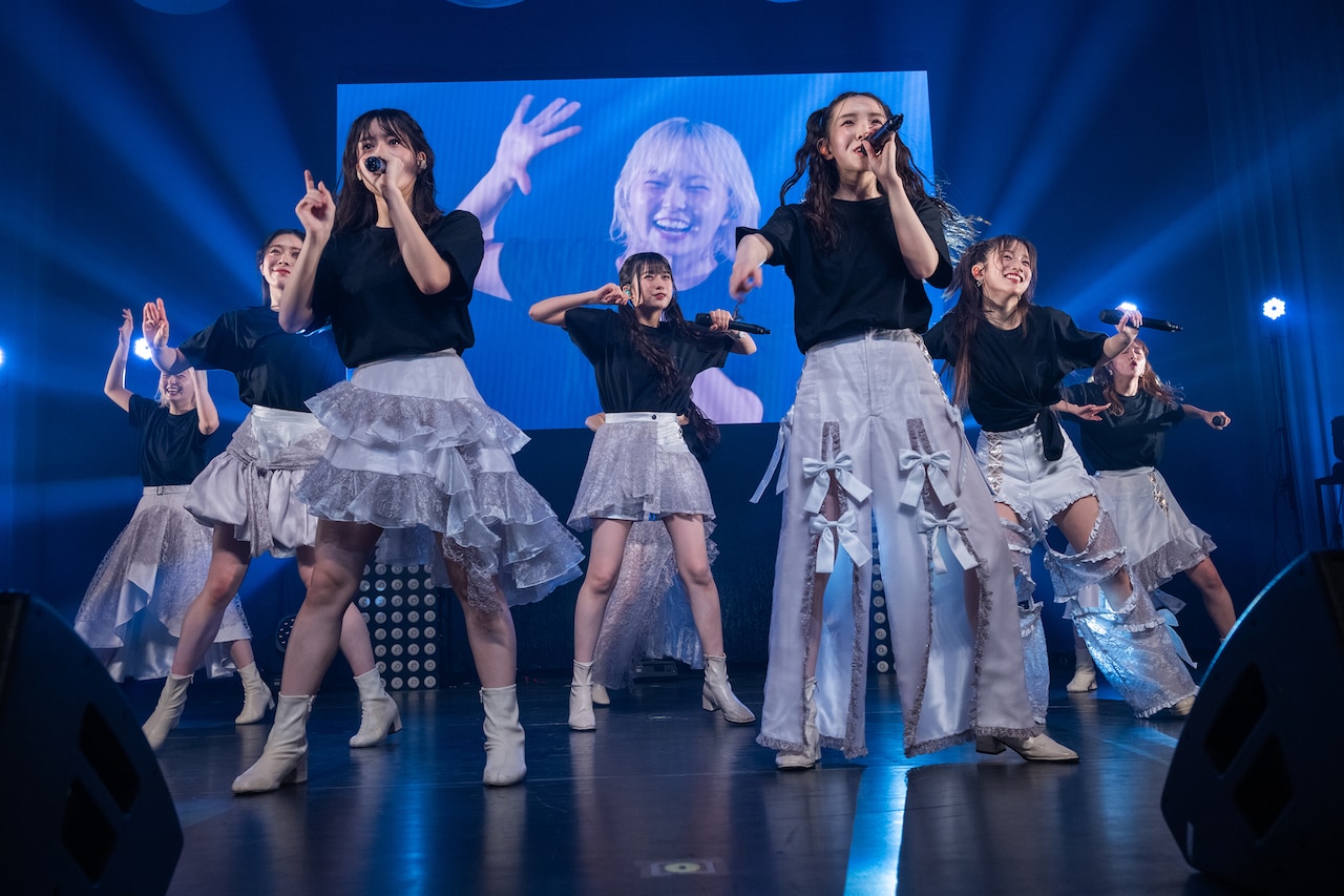 世にも美しいHライフ ライブ定番の「HOT UP!!!」を歌う私立恵比寿中学。 - 私立恵比寿中学と