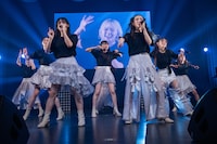 ライブ定番の「HOT UP!!!」を歌う私立恵比寿中学。