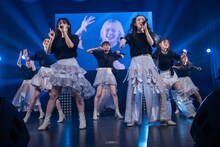 ライブ定番の「HOT UP!!!」を歌う私立恵比寿中学。