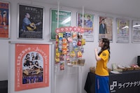 おやつを見つけた桜井えま（私立恵比寿中学）。