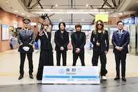 小田急線秦野駅の列車接近メロディ（駅メロ）の発表セレモニーの様子。