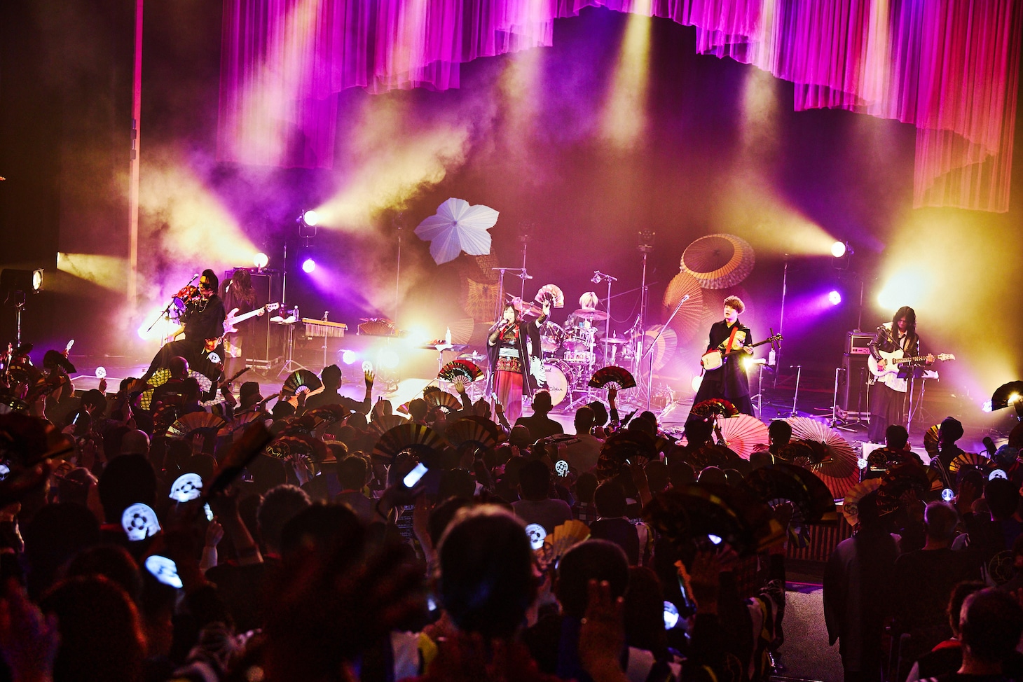 「鈴華ゆう子LIVEツアーSAMURAI DIVA ～東名阪台ノ陣～」東京公演の様子。（Photo by KEIKO TANABE）