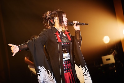 鈴華ゆう子（Photo by KEIKO TANABE）