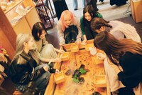 「tripleS ∞! の#ともロケ！」より、tripleS ∞!と櫻坂46メンバー。