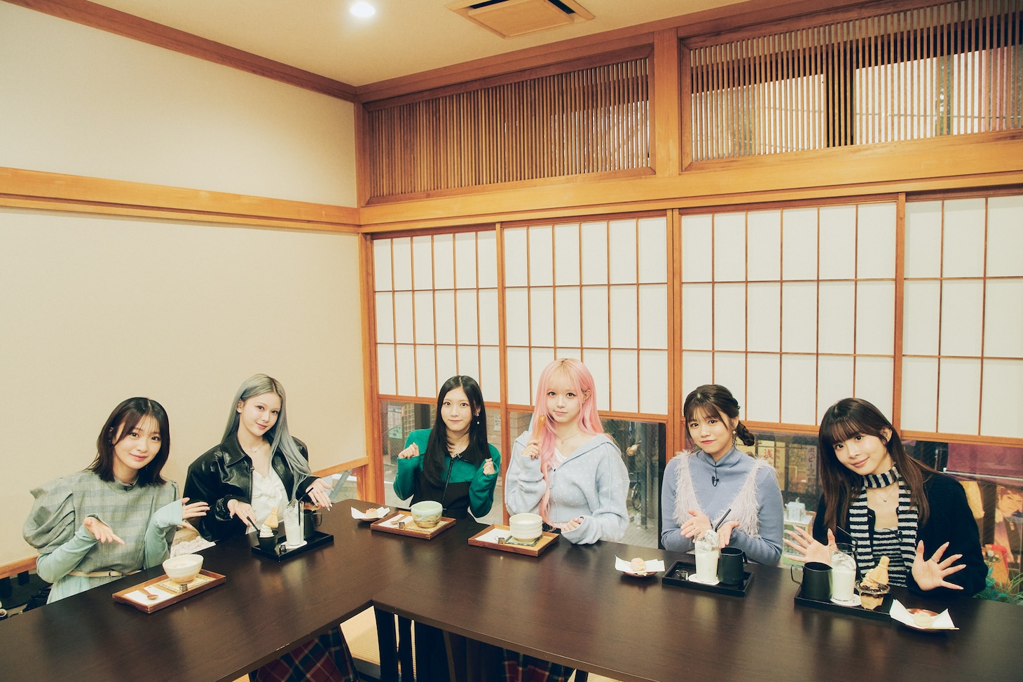 「tripleS ∞! の#ともロケ！」より、tripleS ∞!と櫻坂46メンバー。