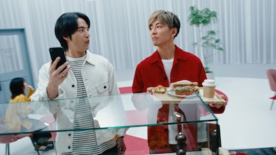 三菱UFJ銀行のCM「エムット トッピング口座」編より。