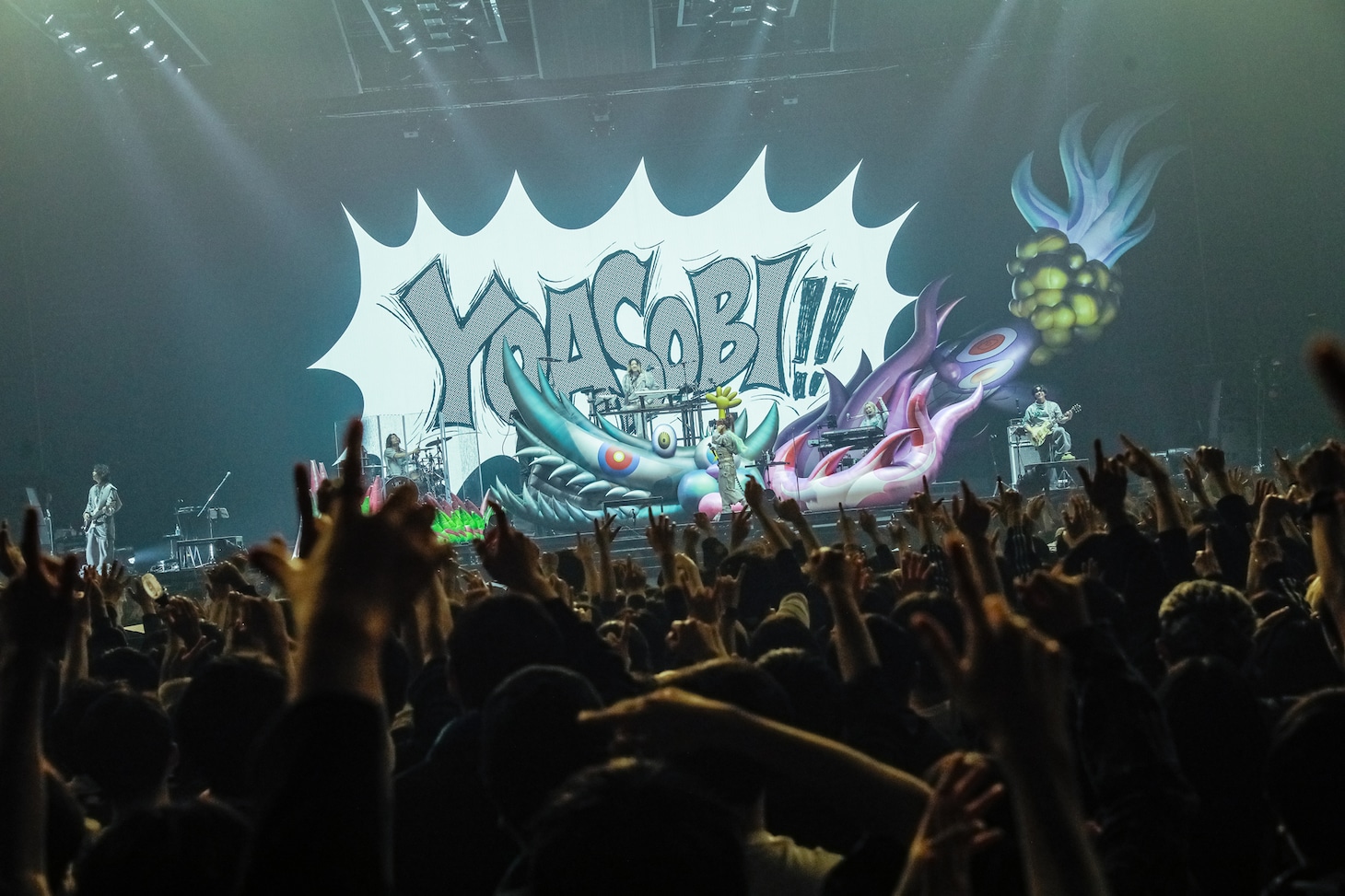 「RADWIMPS 20th ANNIVERSARY LIVE TOUR」よりYOASOBIのライブの様子。（Photo by Risa Nishimura）