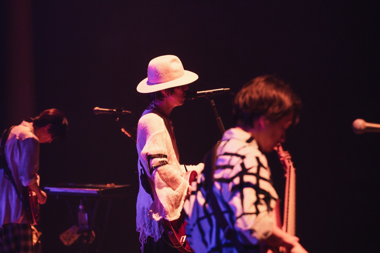 「RADWIMPS 20th ANNIVERSARY LIVE TOUR」よりRADWIMPSのライブの様子。（Photo by Takeshi Yao）