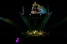 SUPER EIGHT初の日本武道館ライブで見せたバンド魂、1万4000人が“U字の水槽”大合唱