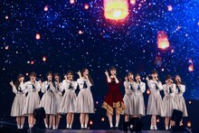 久保史緒里と5期生。（撮影：鈴木健太［KENTA Inc.］）