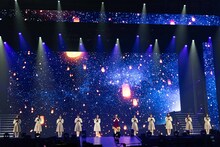 久保史緒里と5期生。（撮影：鈴木健太［KENTA Inc.］）