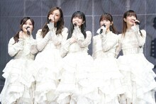 3期生。左から伊藤理々杏、梅澤美波、久保史緒里、岩本蓮加、吉田綾乃クリスティー。（撮影：鈴木健太［KENTA Inc.］）