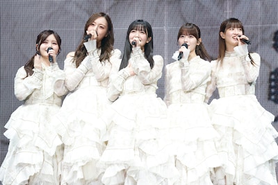 3期生。左から伊藤理々杏、梅澤美波、久保史緒里、岩本蓮加、吉田綾乃クリスティー。（撮影：鈴木健太［KENTA Inc.］）