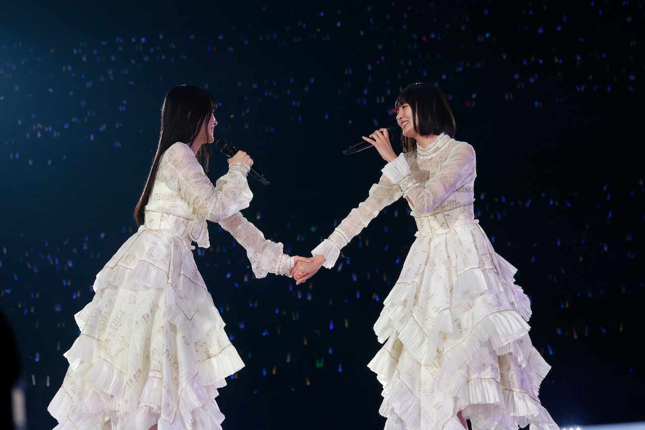 手をつなぐ久保史緒里と遠藤さくら。（撮影：鈴木健太［KENTA Inc