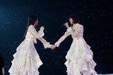 手をつなぐ久保史緒里と遠藤さくら。（撮影：鈴木健太［KENTA Inc.］）