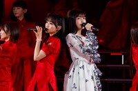 背中合わせに歌う親分＆子分こと一ノ瀬美空（左）と久保史緒里（右）。