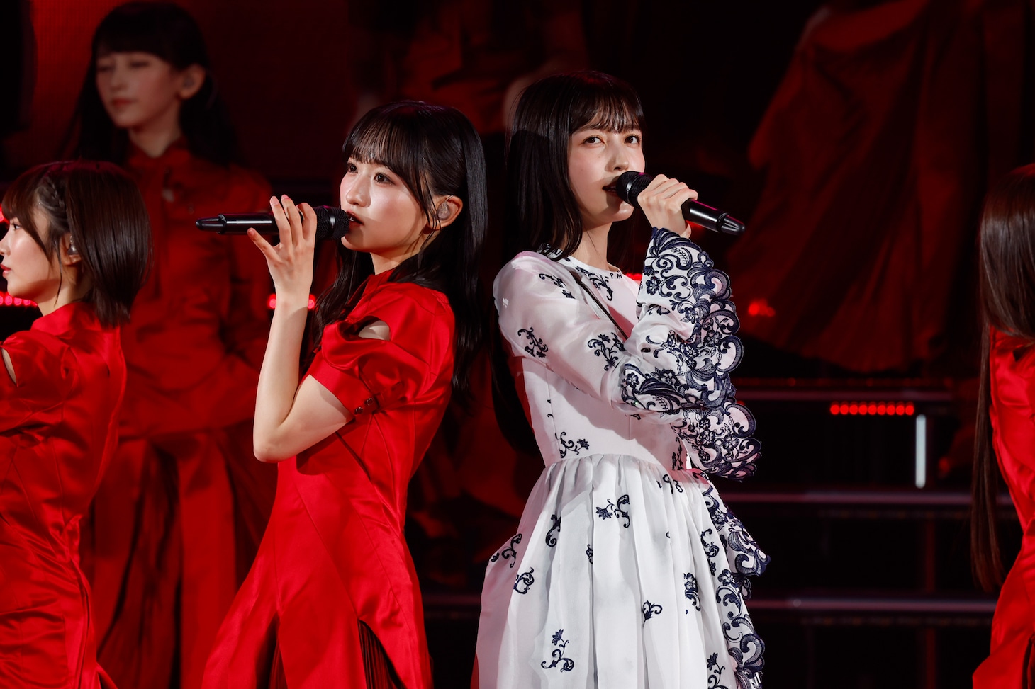 背中合わせに歌う親分＆子分こと一ノ瀬美空（左）と久保史緒里（右）。