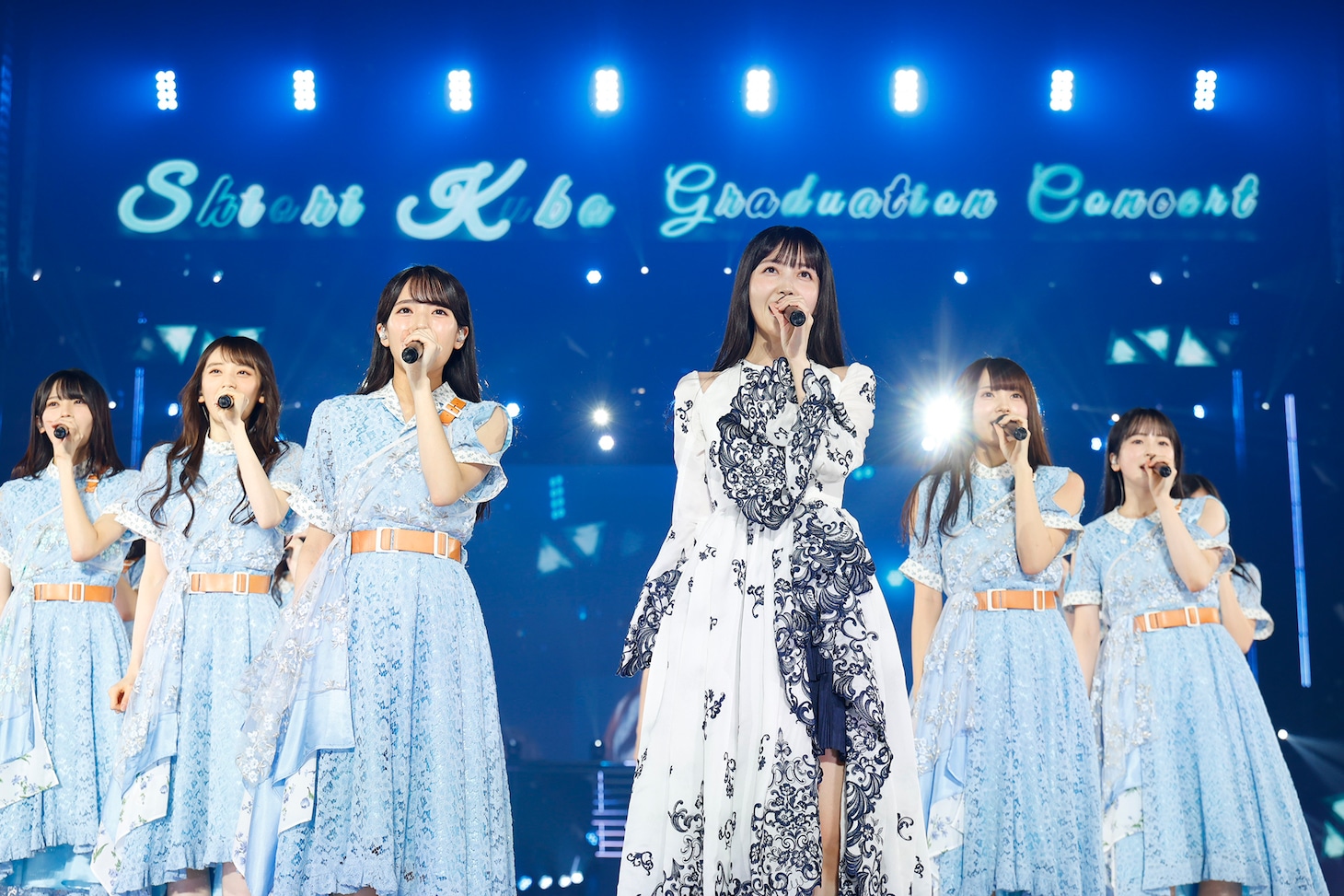 久保史緒里と6期生。（撮影：鈴木健太［KENTA Inc.］）