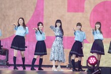 左から梅澤美波、伊藤理々杏、久保史緒里、岩本蓮加、吉田綾乃クリスティー。