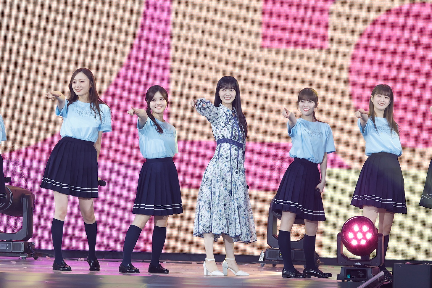 左から梅澤美波、伊藤理々杏、久保史緒里、岩本蓮加、吉田綾乃クリスティー。