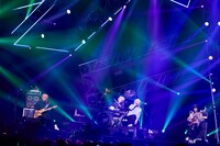 T.N.Tのライブパフォーマンスの様子。（撮影：山内洋枝［PROGRESS-M］）