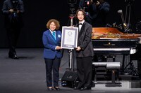 ギネス世界記録に認定された角野隼斗（右）。