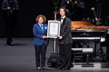 ギネス世界記録に認定された角野隼斗（右）。