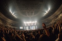 「RADWIMPS 20th ANNIVERSARY LIVE TOUR」神奈川・横浜アリーナ公演の様子。（Photo by Takeshi Yao）