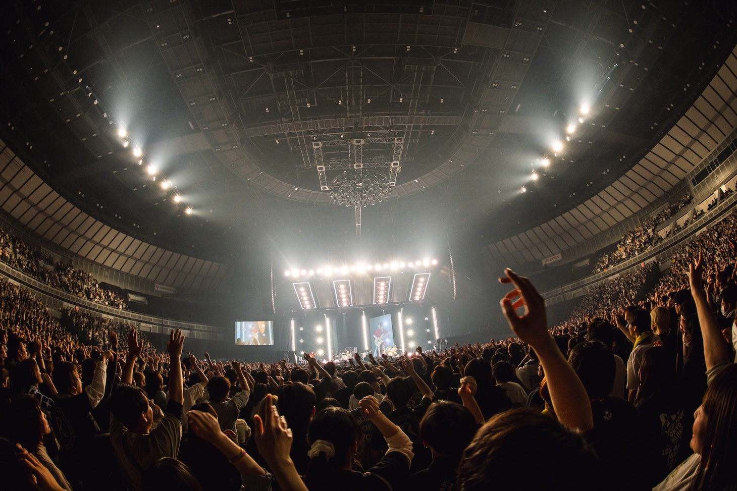 「RADWIMPS 20th ANNIVERSARY LIVE TOUR」神奈川・横浜アリーナ公演の様子。（Photo by Takeshi Yao）