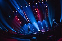 RADWIMPSのライブの様子。（Photo by Takeshi Yao）