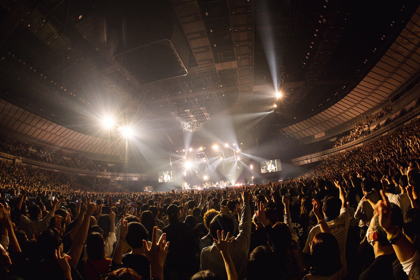 「RADWIMPS 20th ANNIVERSARY LIVE TOUR」神奈川・横浜アリーナ公演の様子。（Photo by Takeshi Yao）