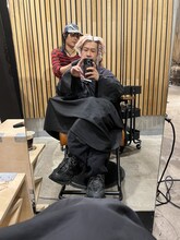 渡辺淳之介と美容師・Wataro（ロンドンの美容室にて）。