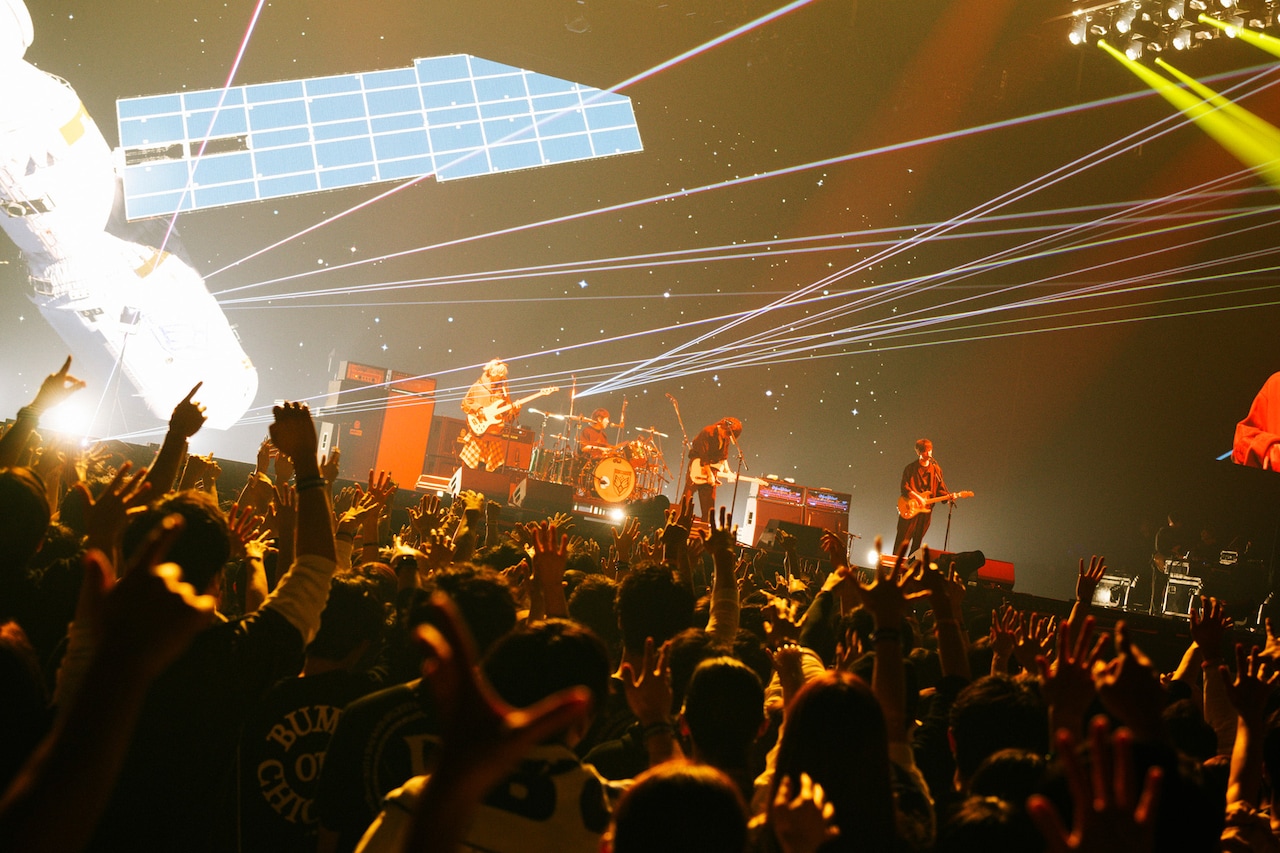 BUMP OF CHICKENのライブの様子。（撮影：太田好治） - RADWIMPS